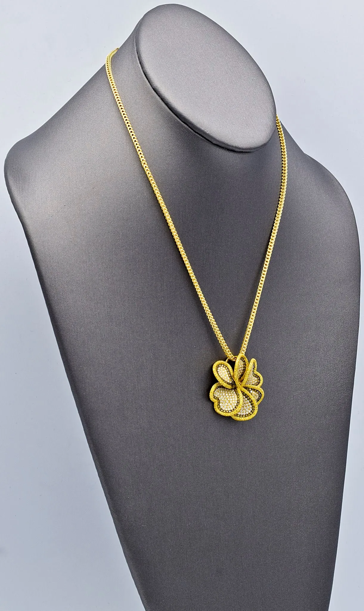 Estate 18K Yellow Gold 6.5 TCW Diamond Clover Flower Pendant
